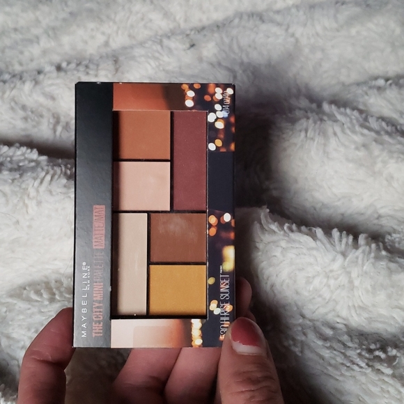 nwt. / nib maybelline THE CITY MINI PALETTE. matte | free add on** - Picture 3 of 3
